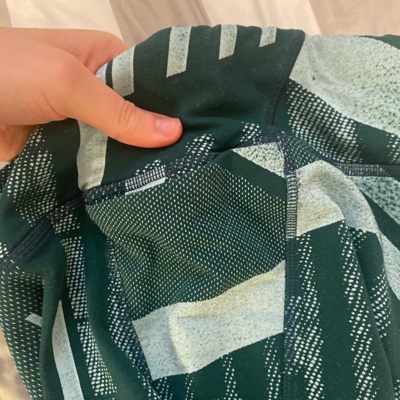 Geometric Patterned Reebok Leggings - Picture 5 of 5